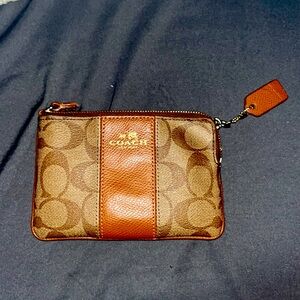 95% brown leather wallet. BRAND: Coach New York  With zipper + interior pockets